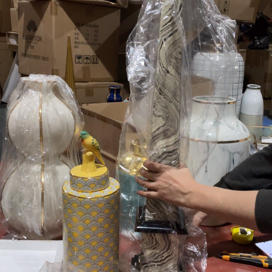 娜*陶瓷花瓶家居摆件。