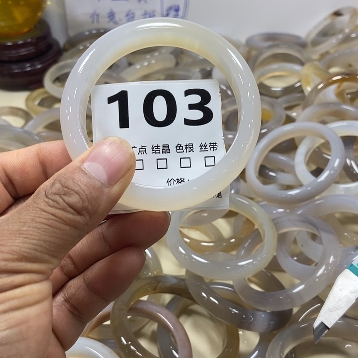 大***兔玛瑙/玉髓手镯未镶嵌