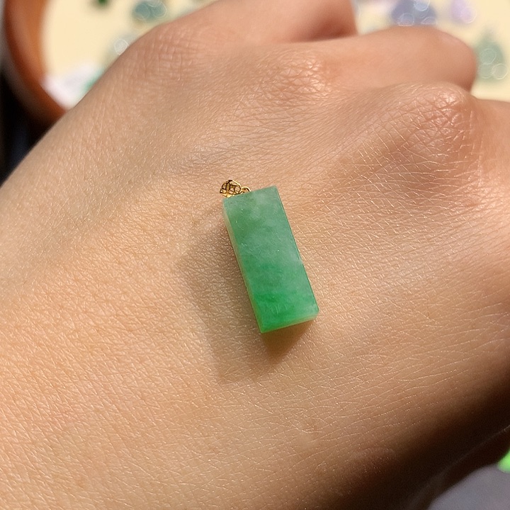 翡翠吊坠(不含链)18K金镶嵌?****呀