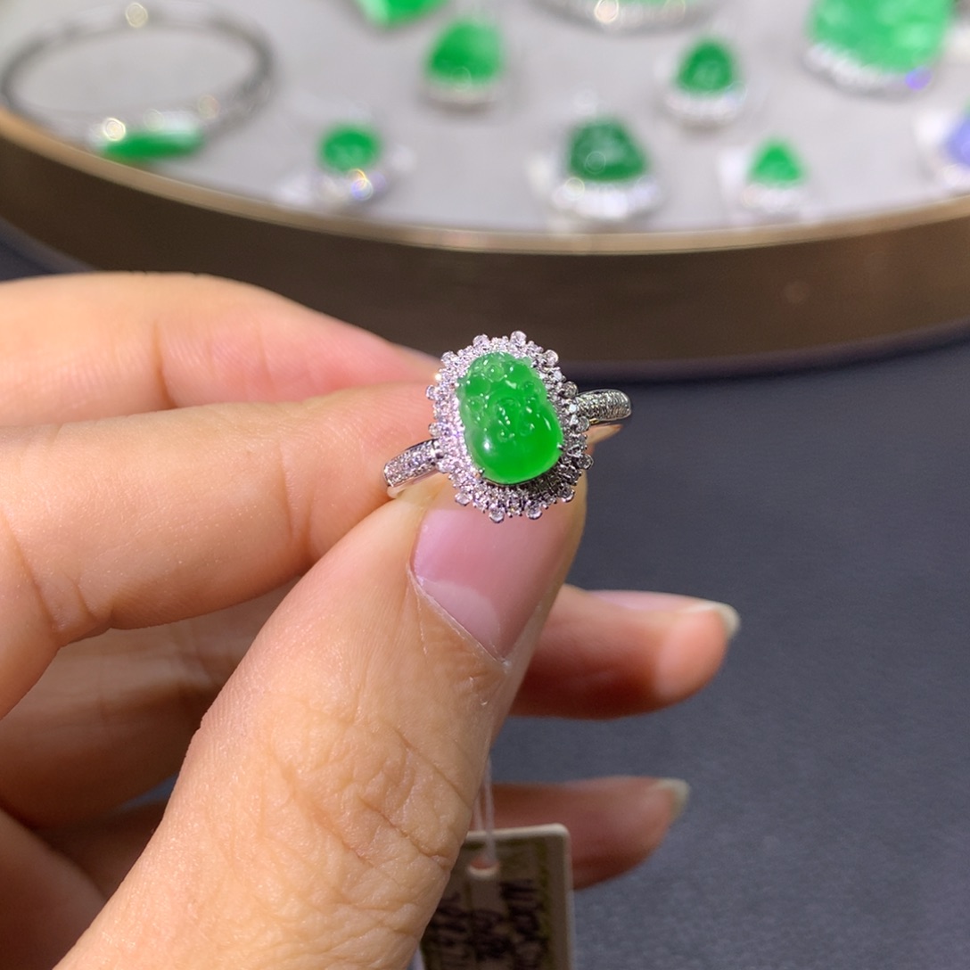 翡翠戒指18K金镶嵌翡翠