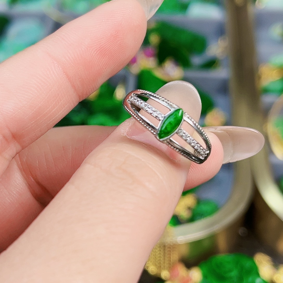 翡翠颈饰银S925镶嵌戒指