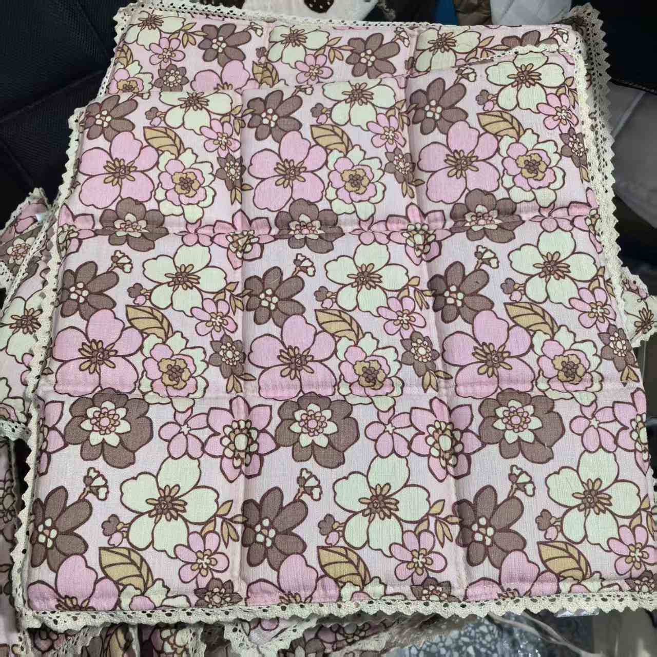 粉色花朵蕾丝边坐垫，45*45.发2个