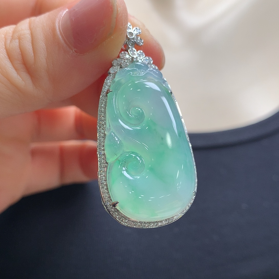 翡翠18K金镶嵌颈饰如意