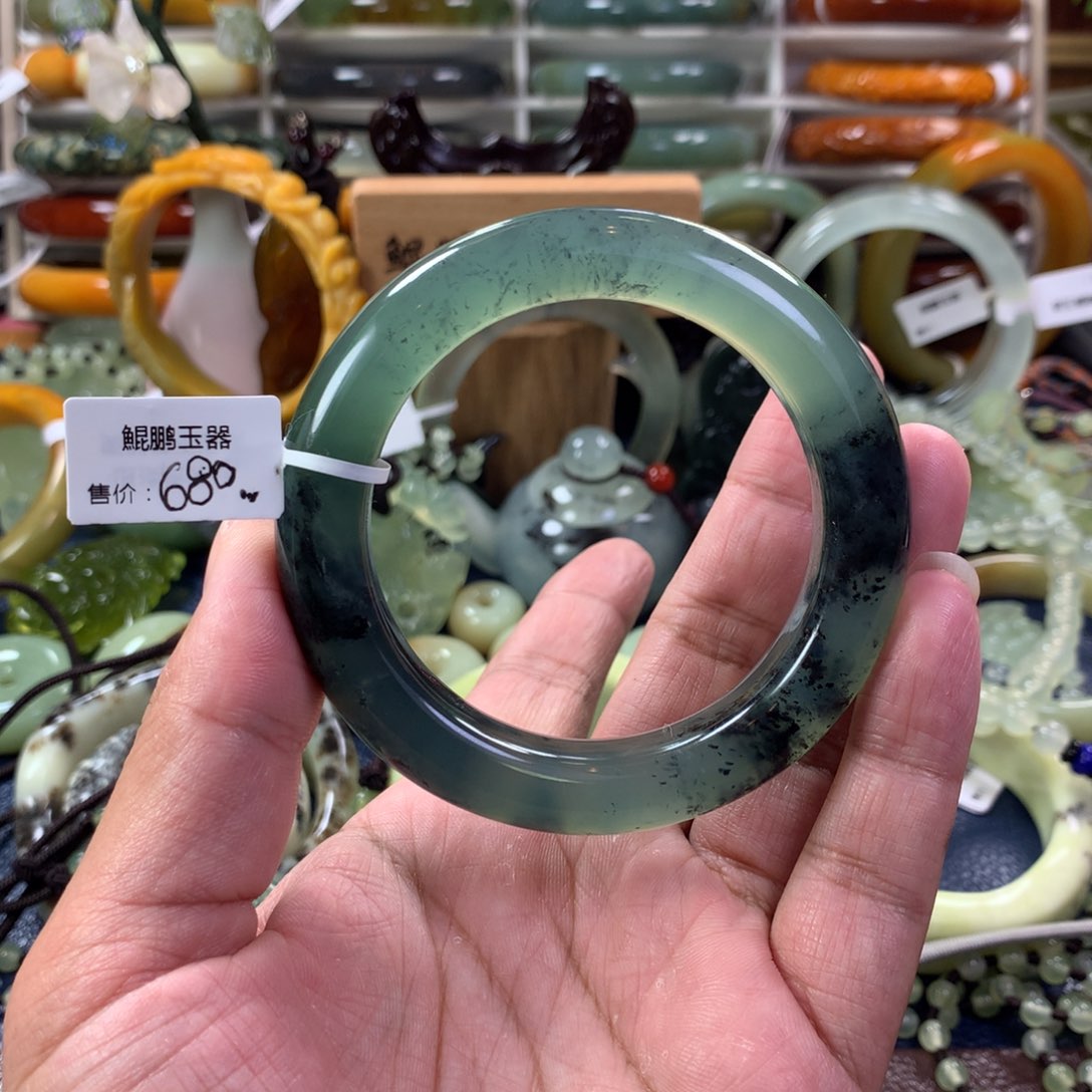 蛇纹石玉手镯未镶嵌福****?