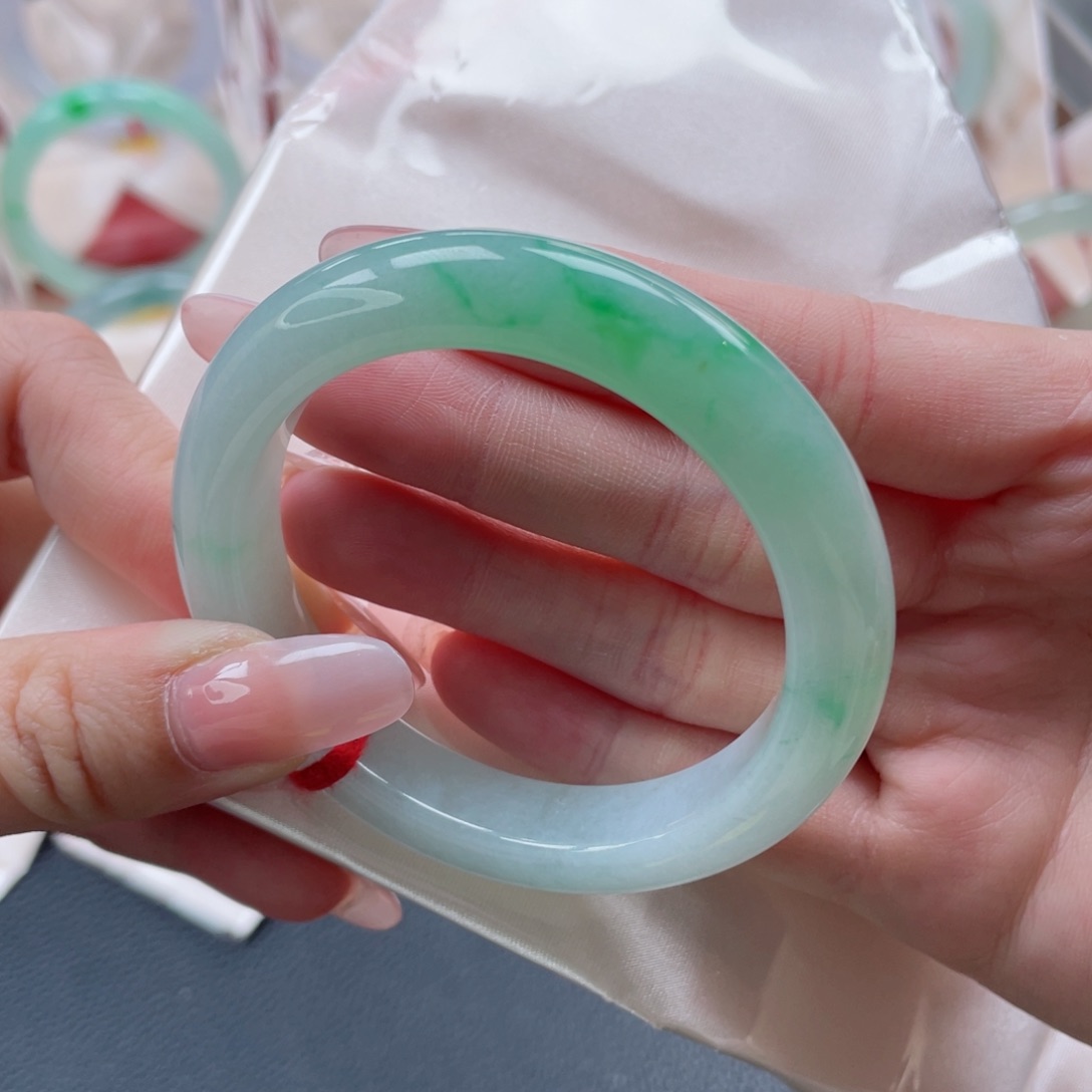 未镶嵌手镯翡翠52.8飘阳绿泥鳅背 精致秀气 15号