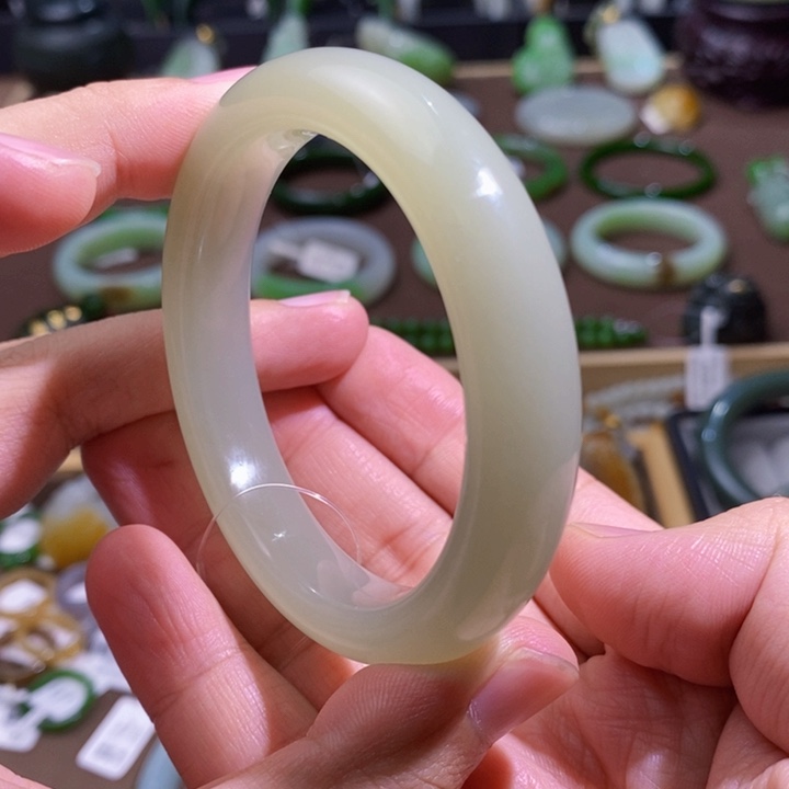 和田玉浅晴色手镯54.6圈口54.3克未镶嵌