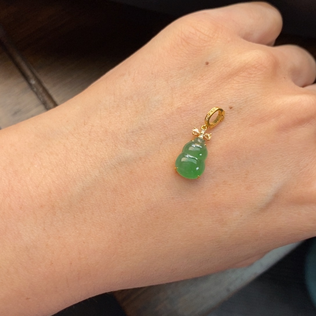 奥***翡翠18K金镶嵌颈饰翡翠