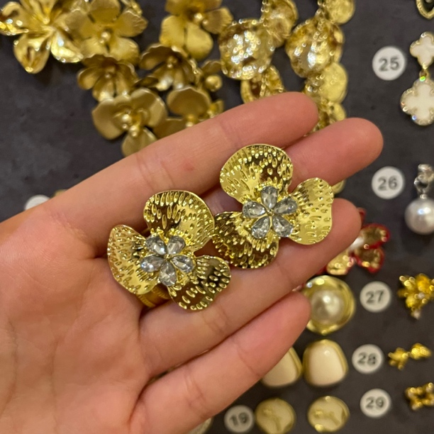 合金铜耳饰 耳饰饰品复古千金贵气高级轻奢素款金色甜美气质