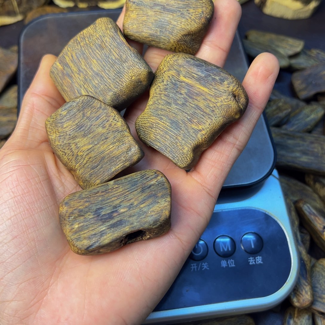 缘***劫沉香碎屑沉香蓝宝石