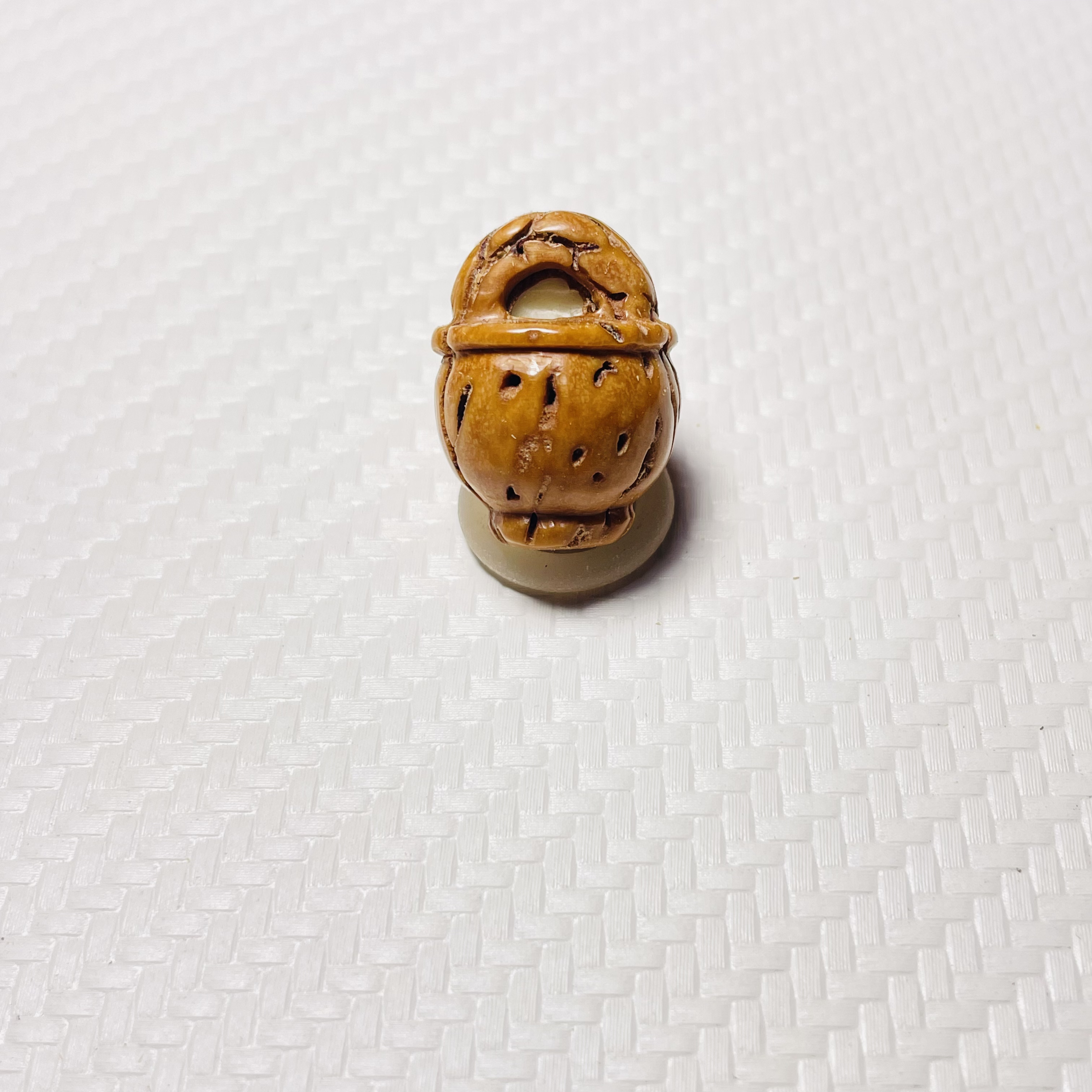 毛桃核手工雕刻，小花篮