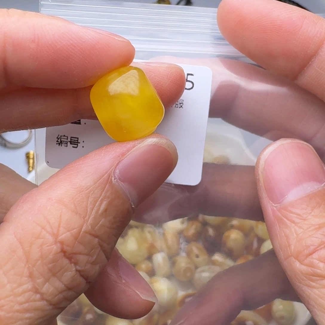 琥珀未镶嵌裸石琥珀