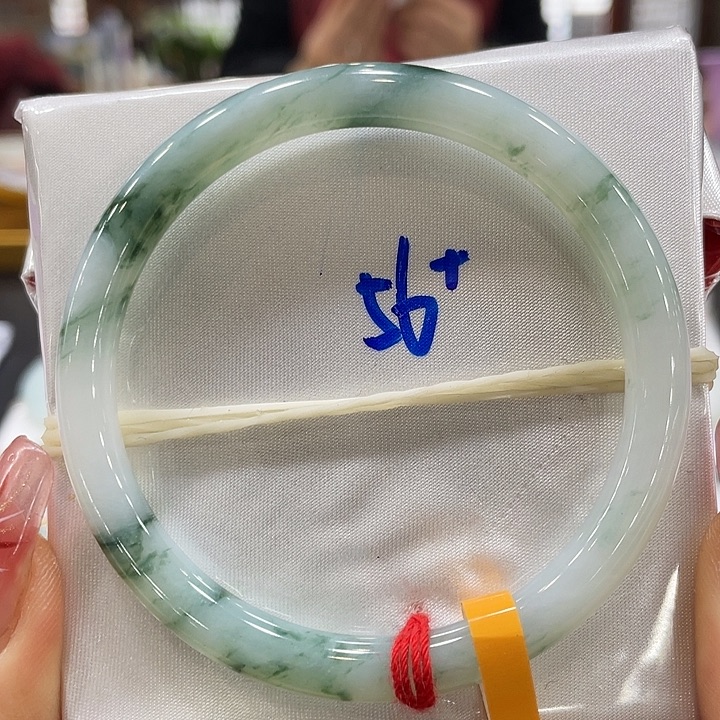 翡翠手镯未镶嵌翡翠手镯