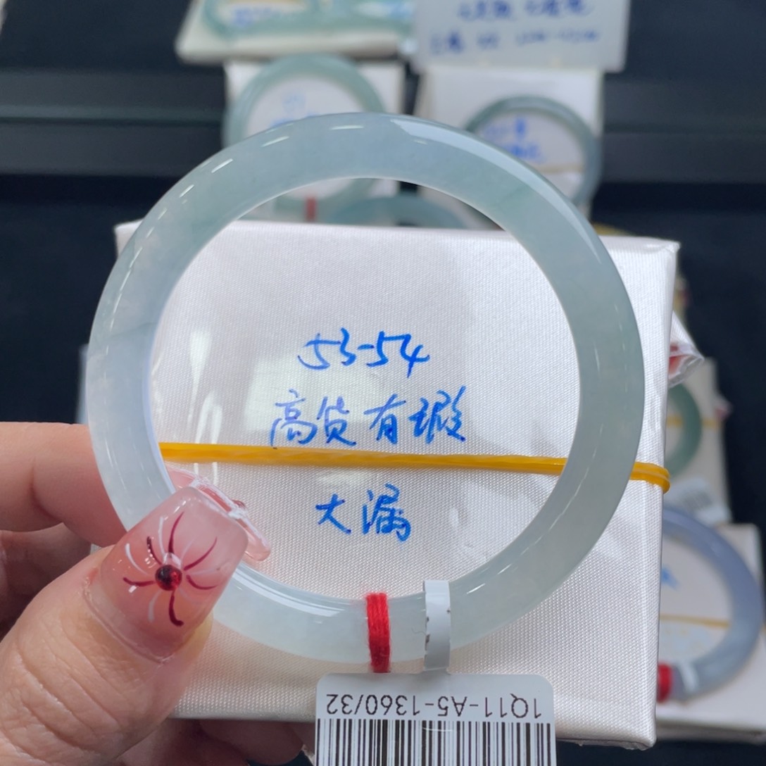 翡翠手镯未镶嵌翡翠手镯