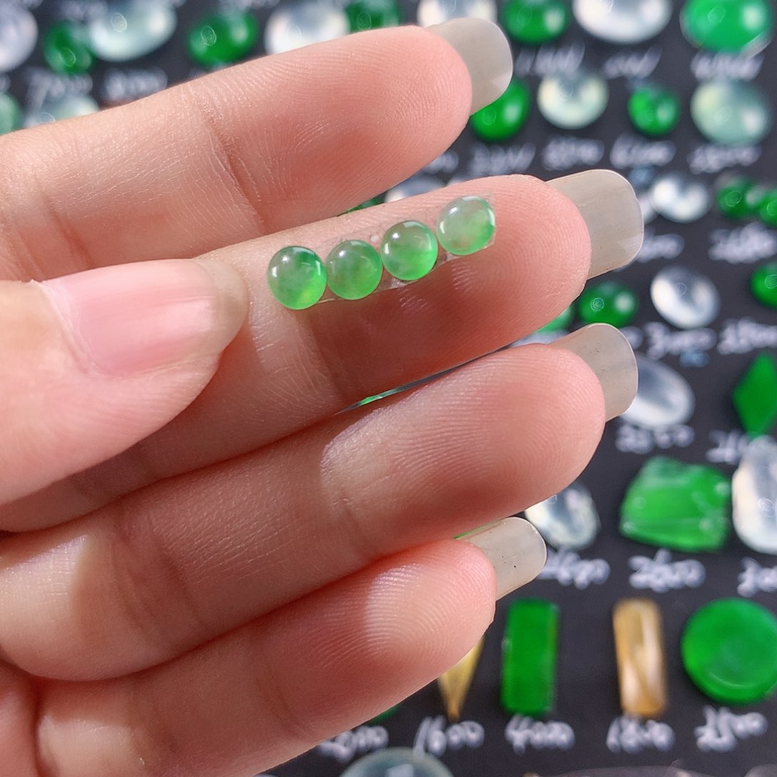 【闪购商品】翡翠颈饰未镶嵌绿蛋4个