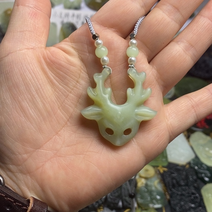 蛇纹石玉颈饰合金