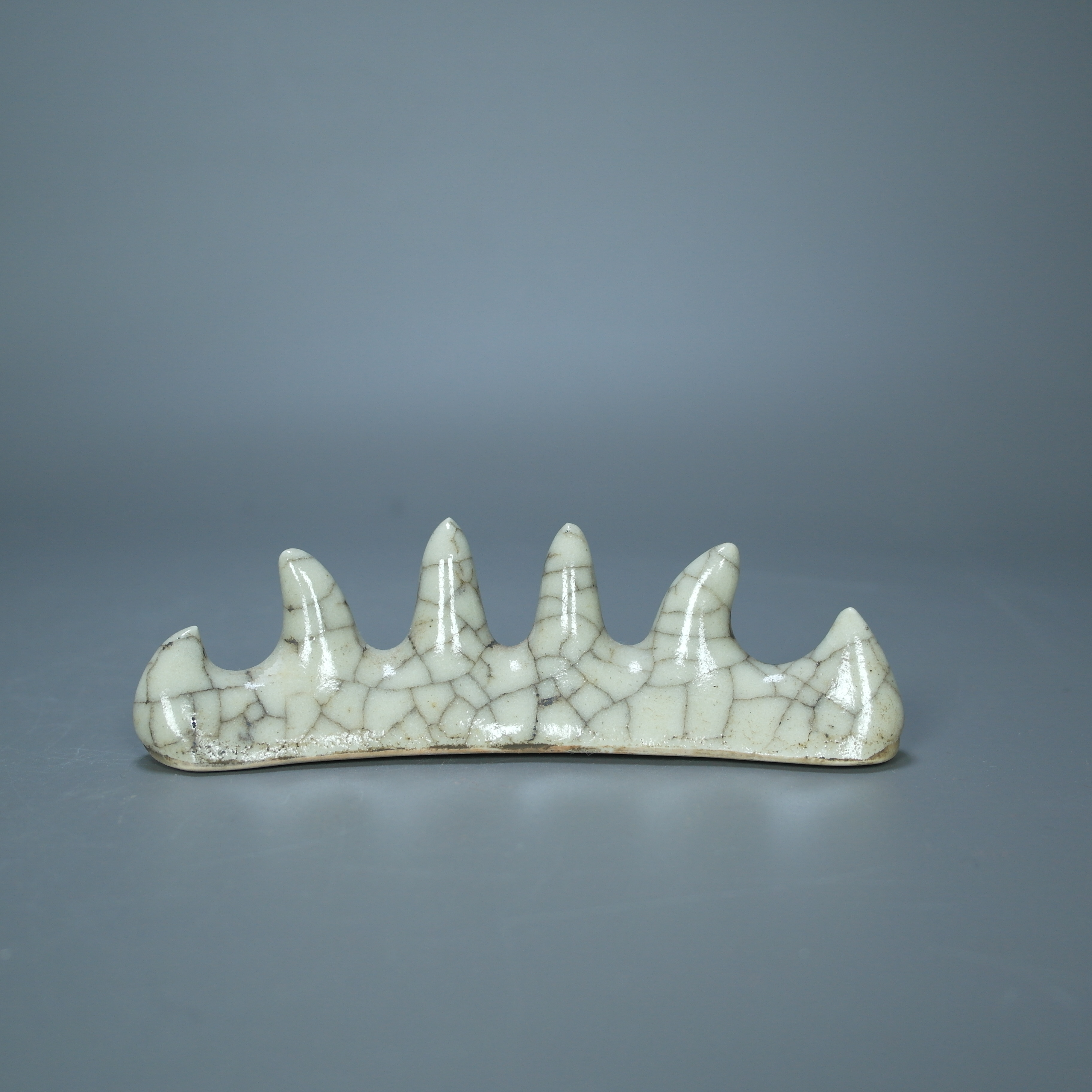 A564 哥釉瓷笔架 