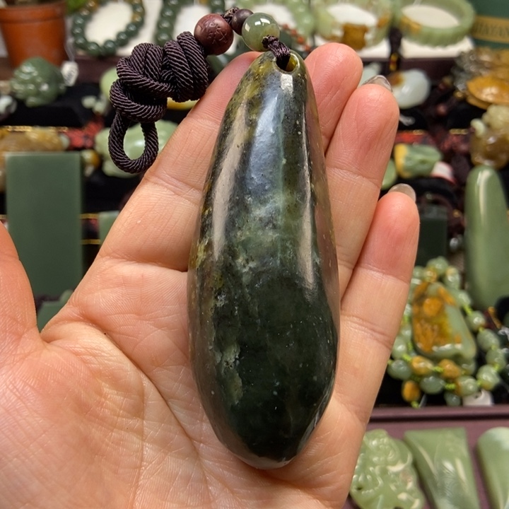 未镶嵌岫岩河磨玉（透闪石质玉）把件