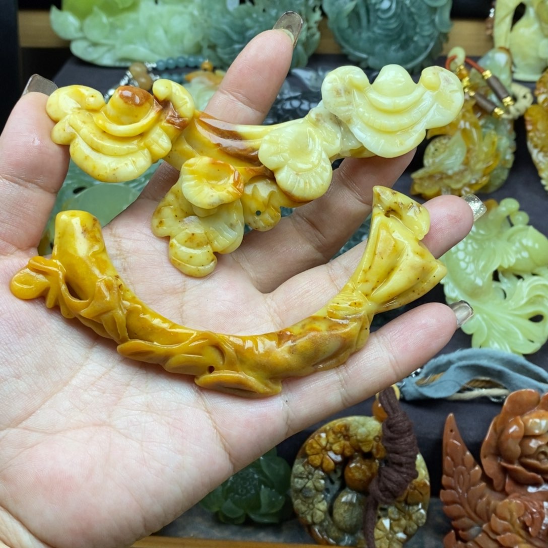 蛇纹石玉未镶嵌颈饰
