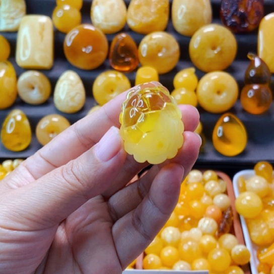 琥珀未镶嵌颈饰天然蜜蜡