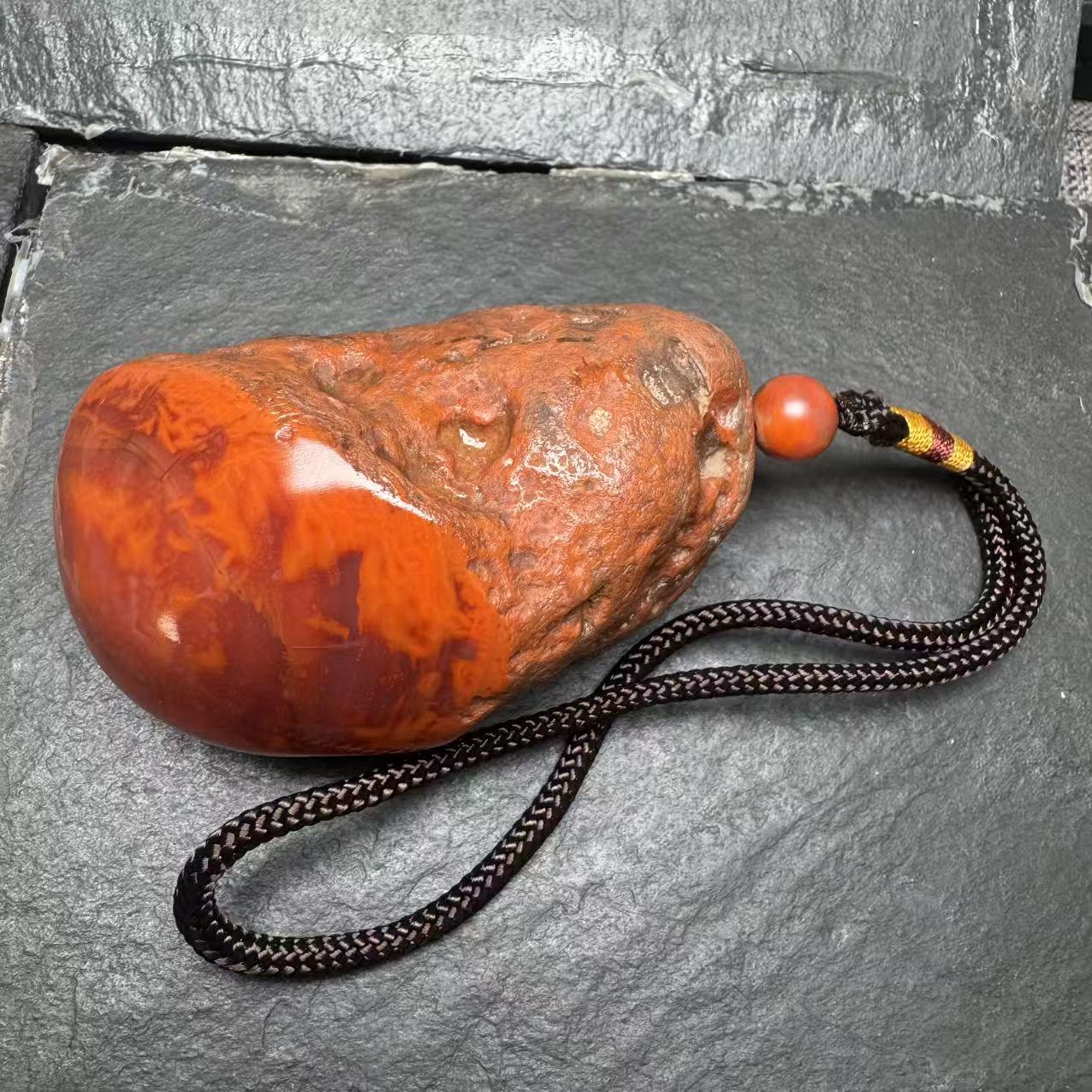 川料南红纯手工打磨尺寸​长71.6X38.8X34毫米，