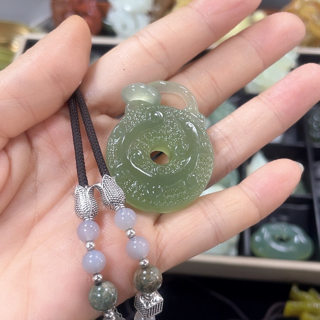 蛇纹石玉颈饰未镶嵌