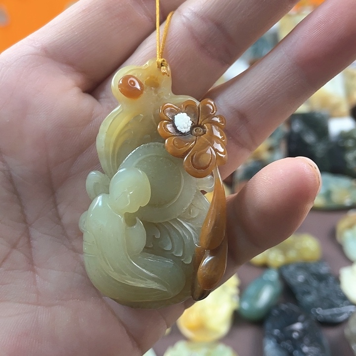 蛇纹石玉颈饰未镶嵌