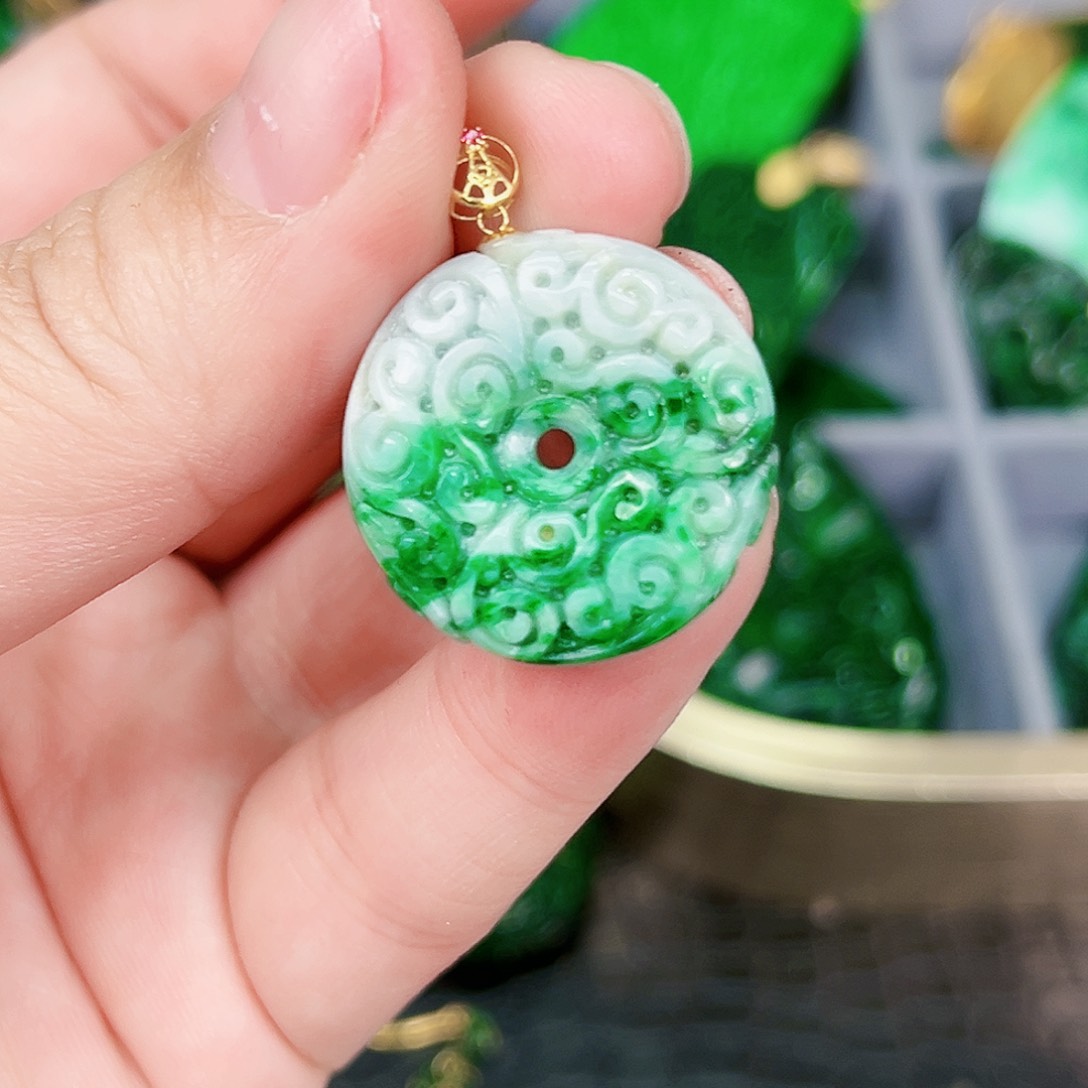 翡翠颈饰18K金镶嵌吊坠