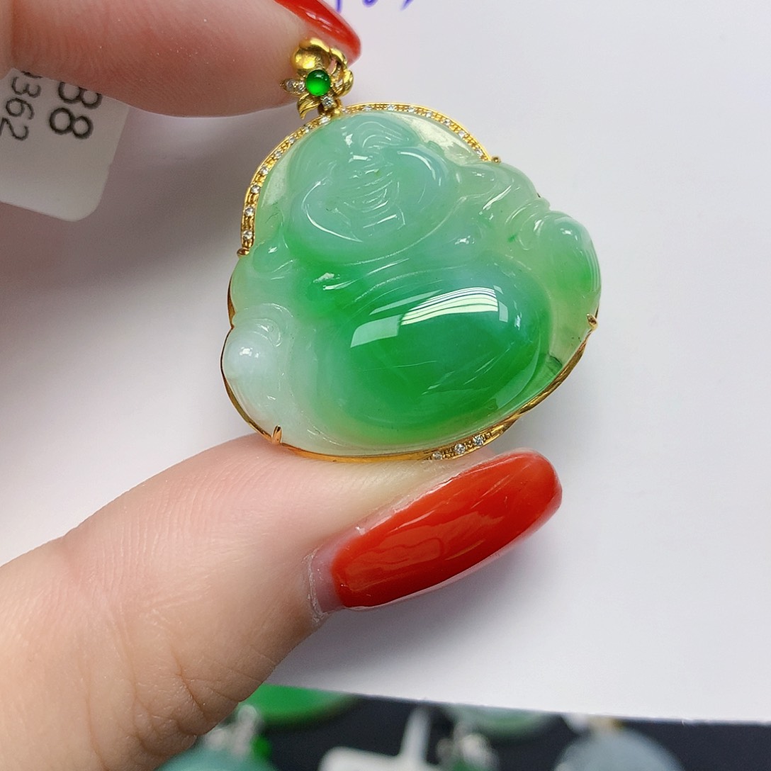 颈饰18K金镶嵌翡翠傲**梅