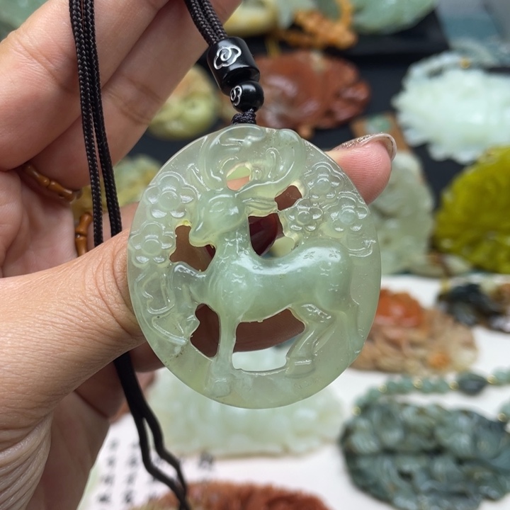 蛇纹石玉未镶嵌颈饰