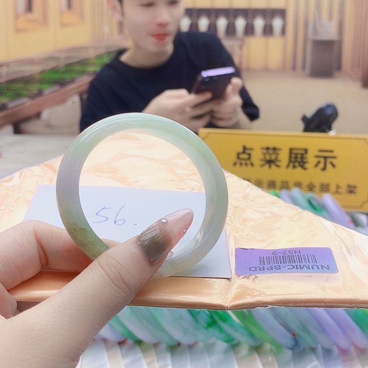 翡翠手镯未镶嵌tyugjihhhj