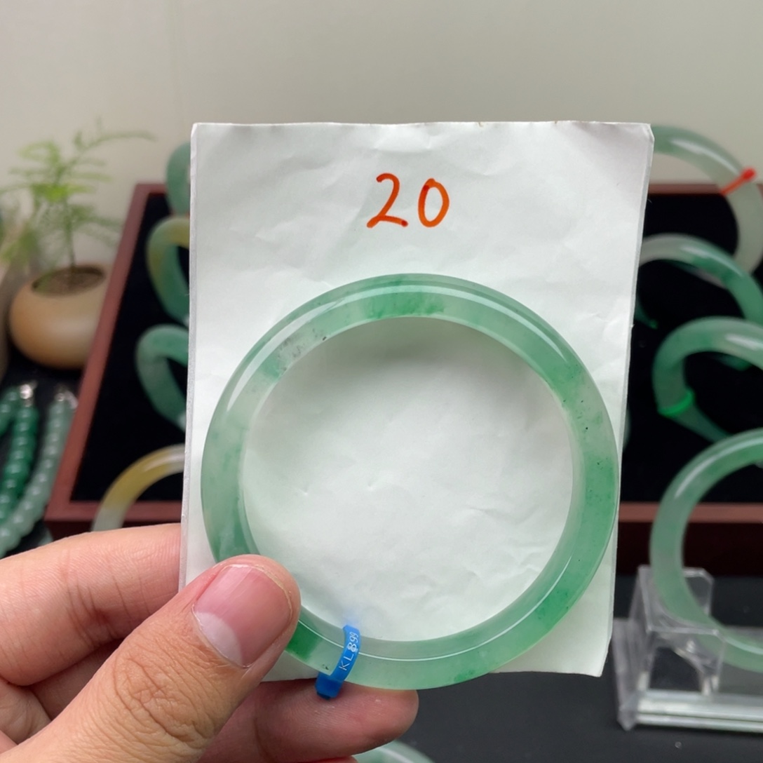 石英质玉（非洲翠）未镶嵌手镯20-57 j