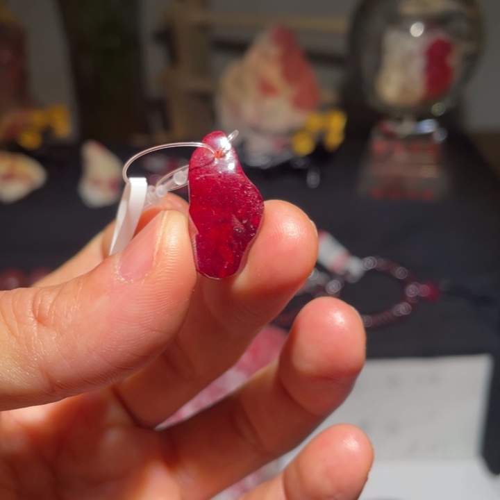 天然辰砂单晶体随行吊坠