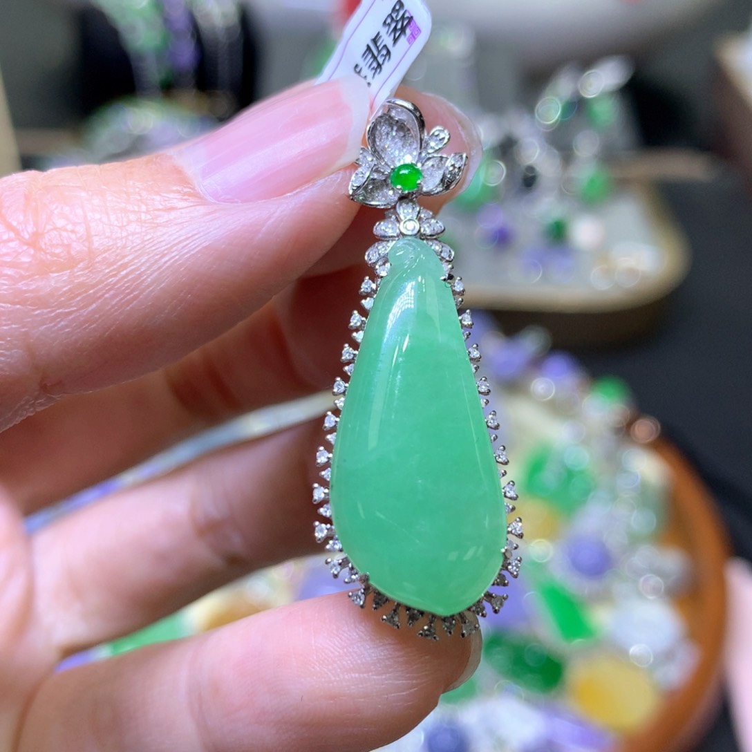 【闪购商品】翡翠颈饰18K金镶嵌翡翠吊坠项链