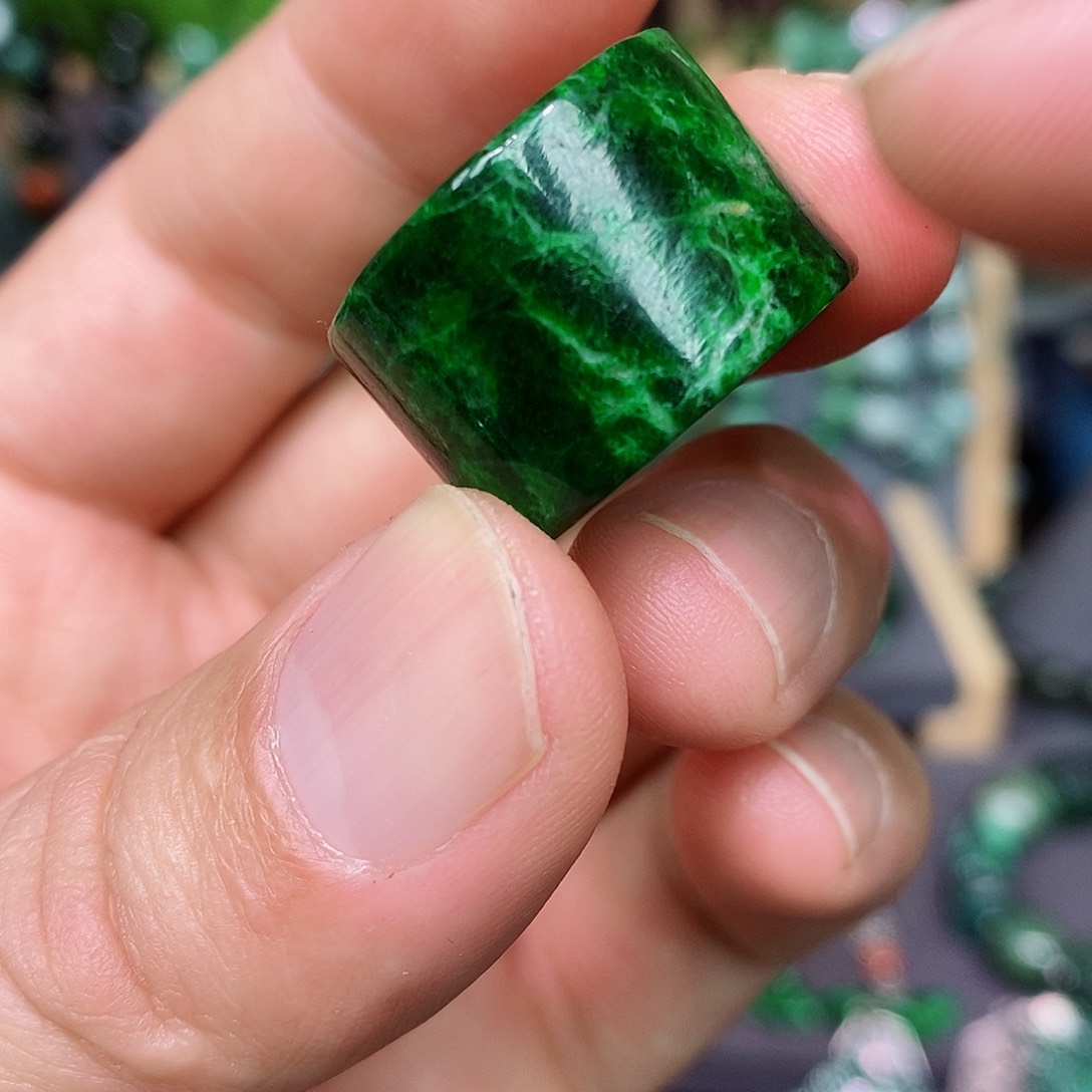 翡翠戒指未镶嵌漂亮美眉