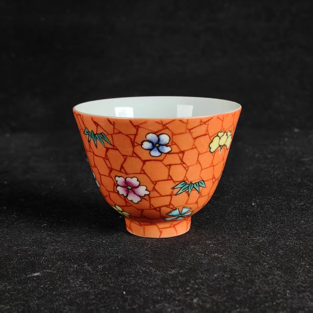 X珊瑚红地粉彩冰裂花卉纹杯