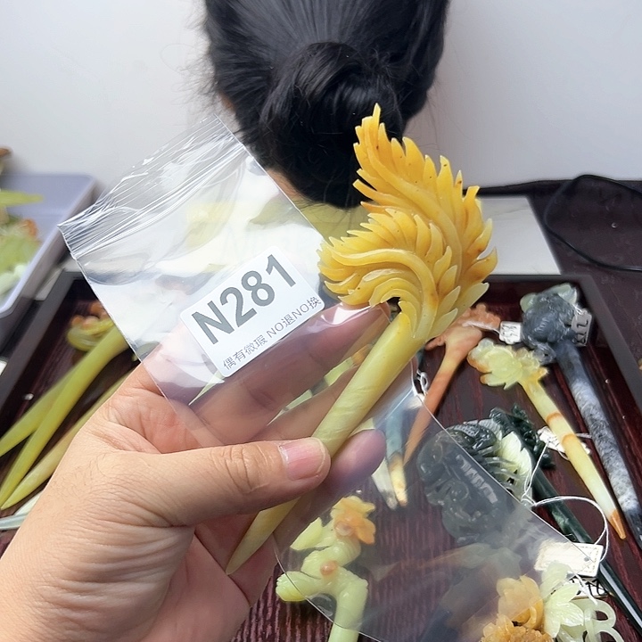 蛇纹石玉发饰合金蝶**香