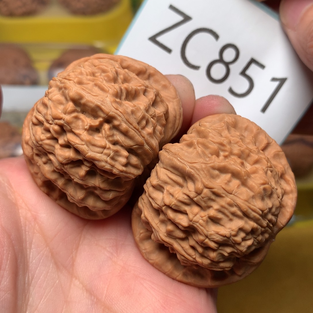 文玩核桃把件红皮闷白43