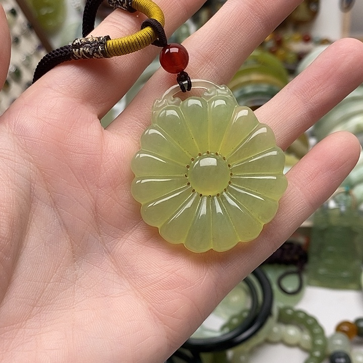 蛇纹石玉颈饰未镶嵌