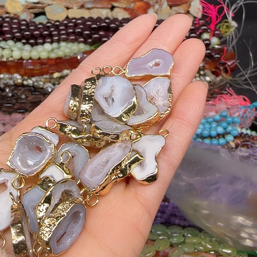 玛瑙/玉髓合金珠宝半成品晶洞一个金色