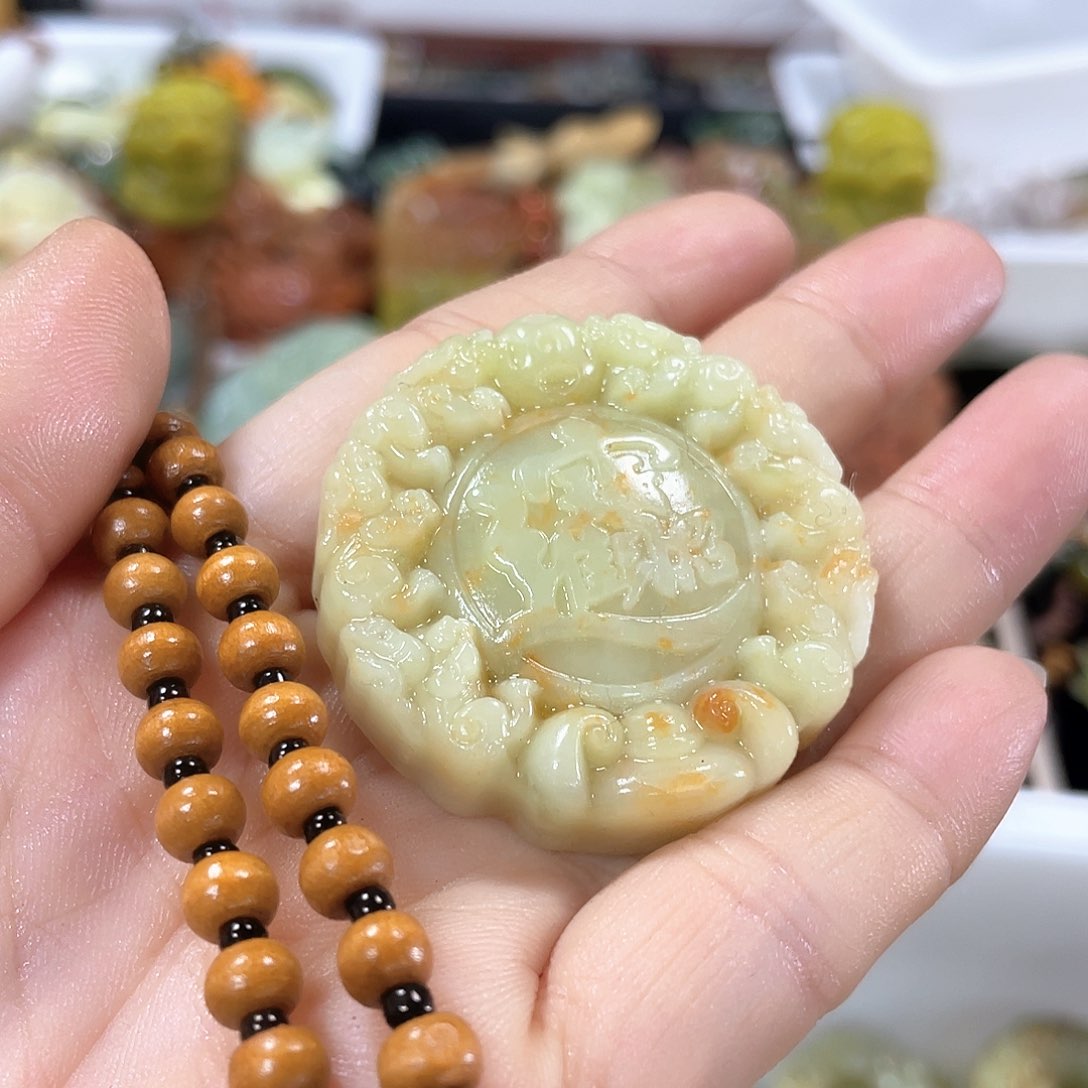蛇纹石玉颈饰未镶嵌