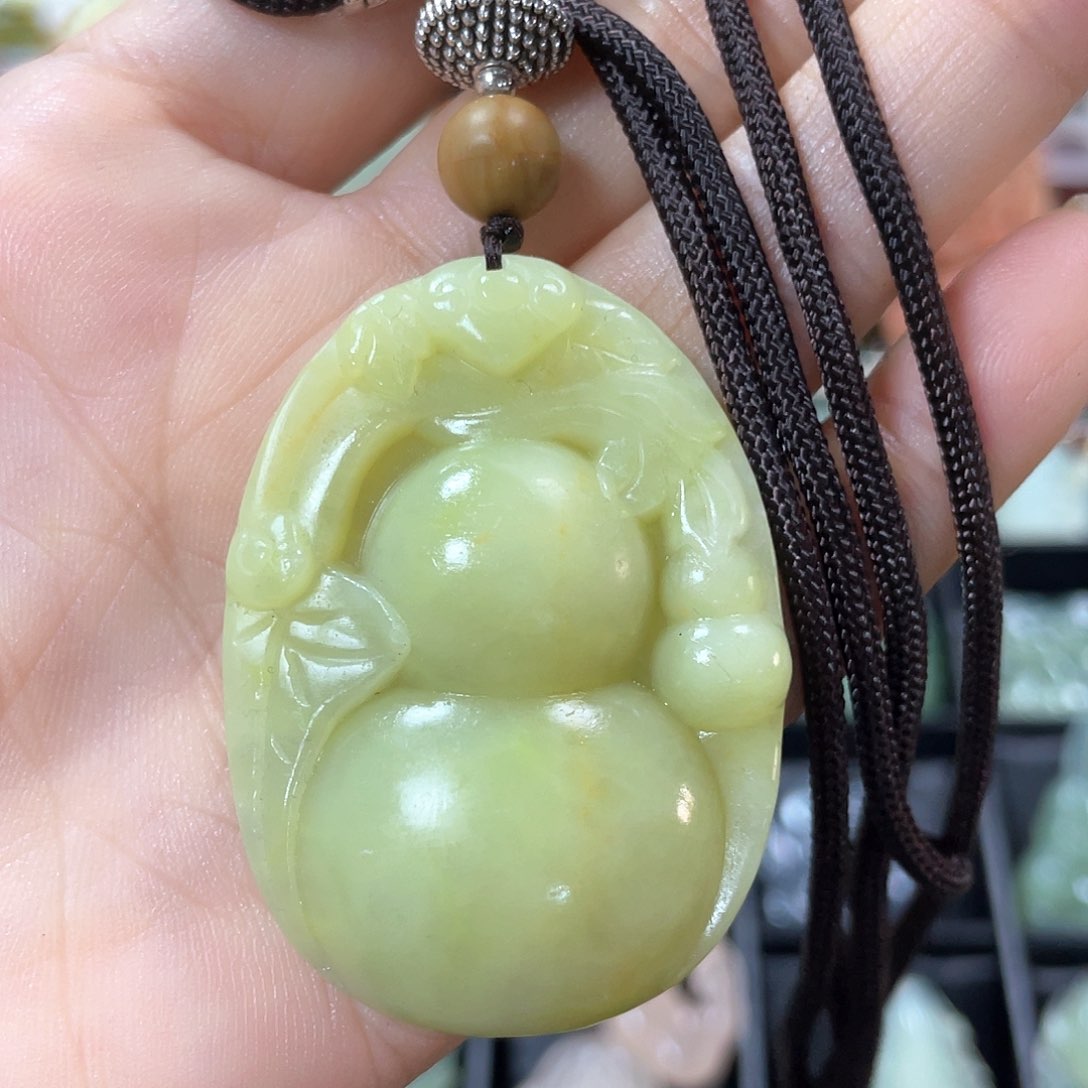 蛇纹石玉颈饰未镶嵌