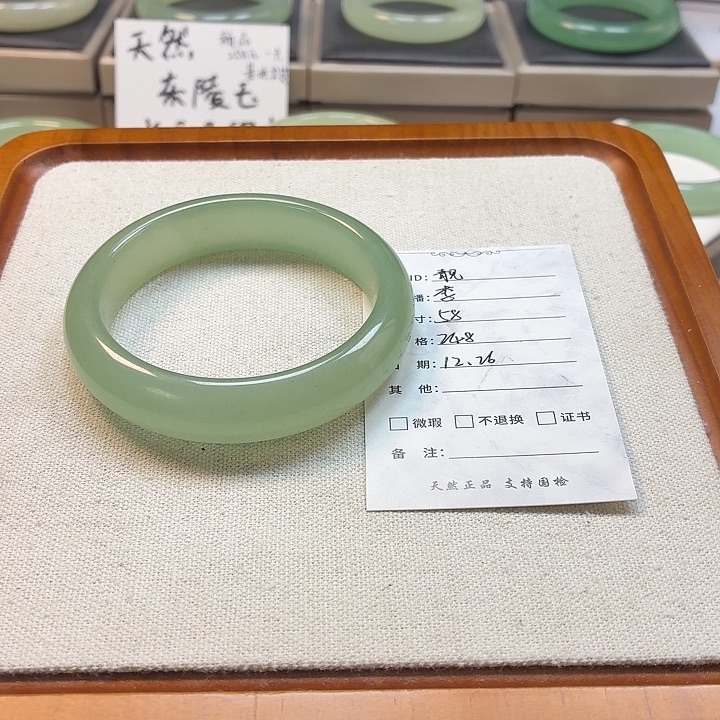 靓***石英质玉未镶嵌手镯