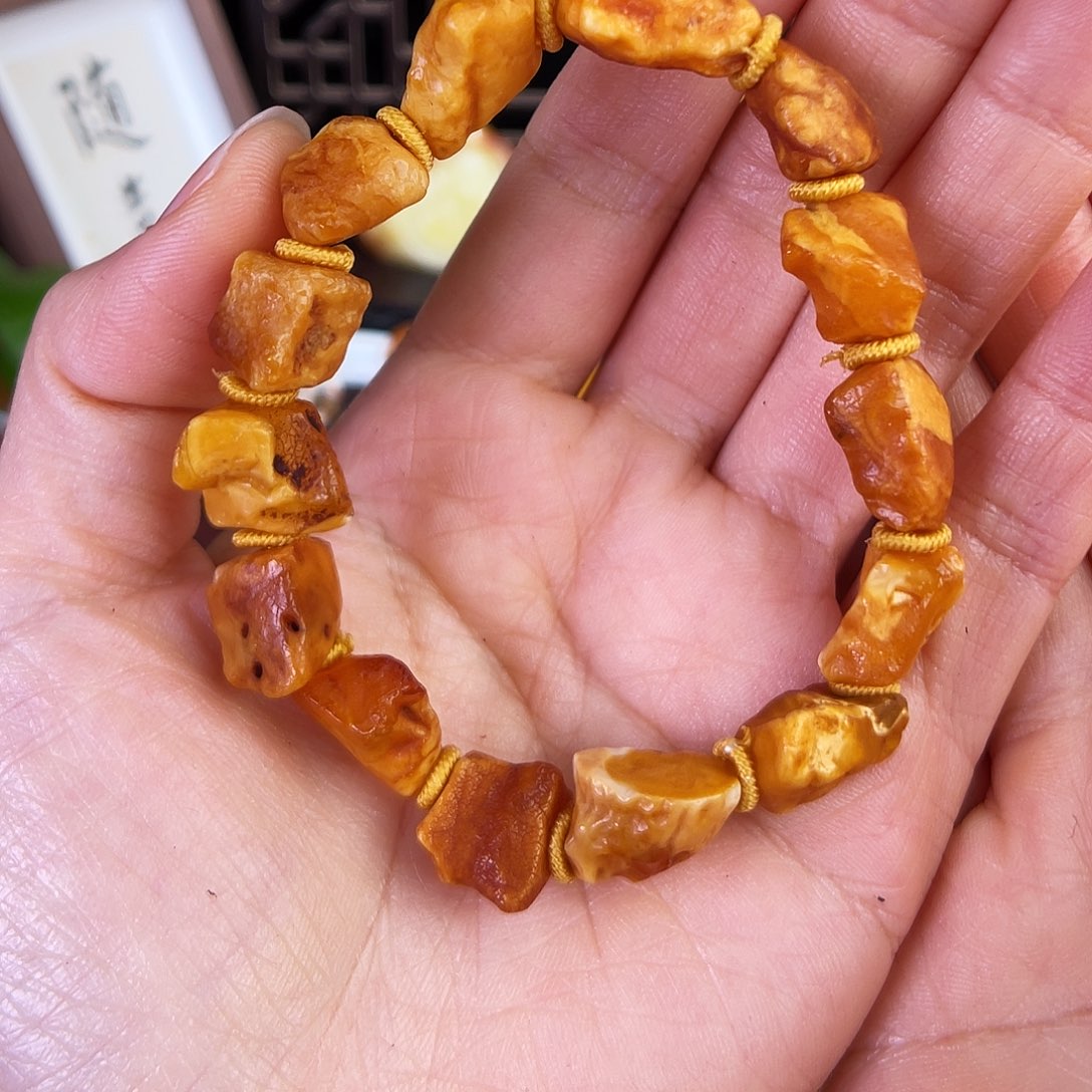 琥珀珠宝奇石未镶嵌。