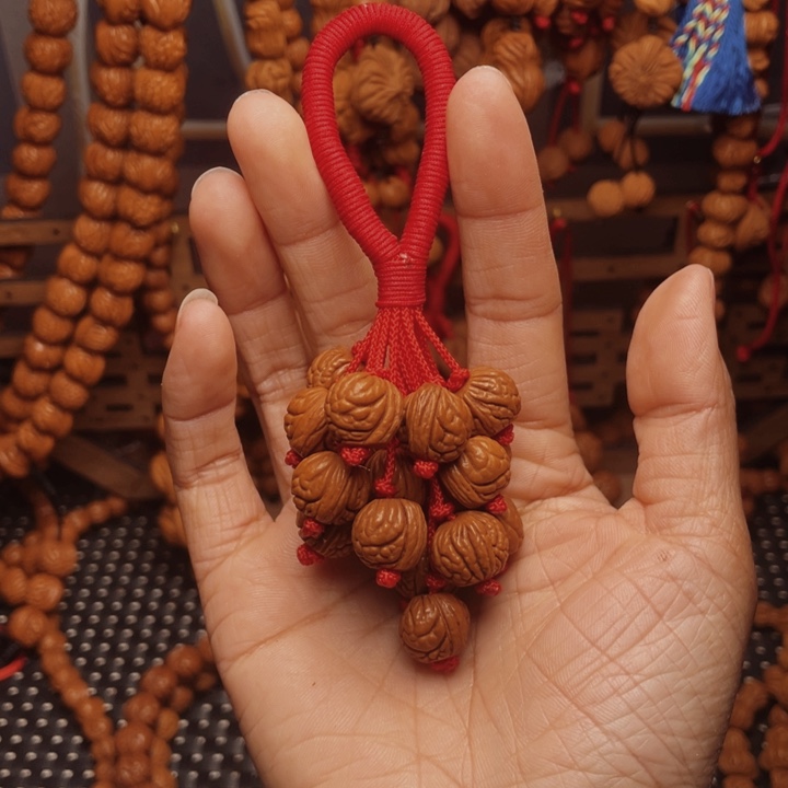 木质类龙纹桃枭挂件