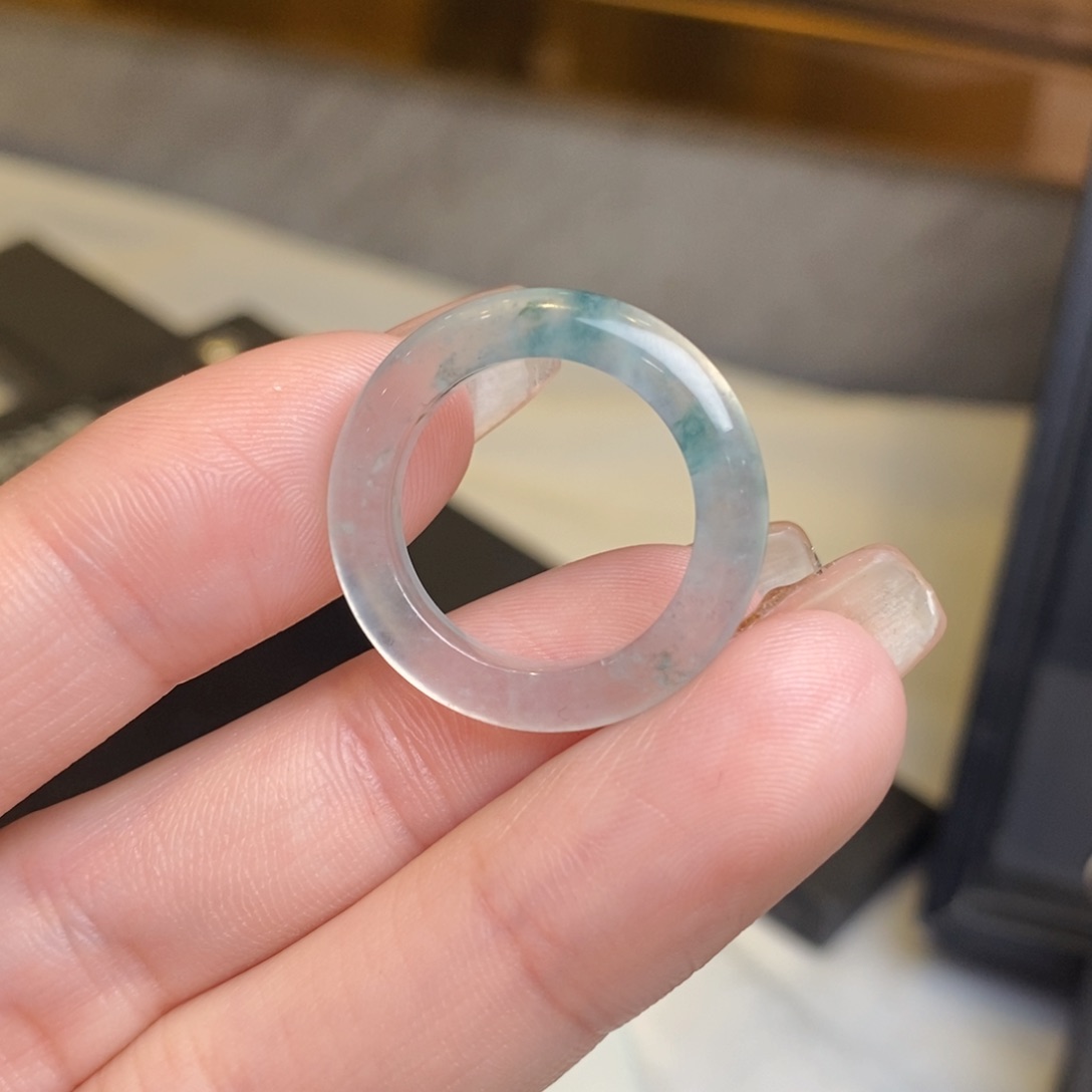 翡翠戒圈未镶嵌飘蓝花