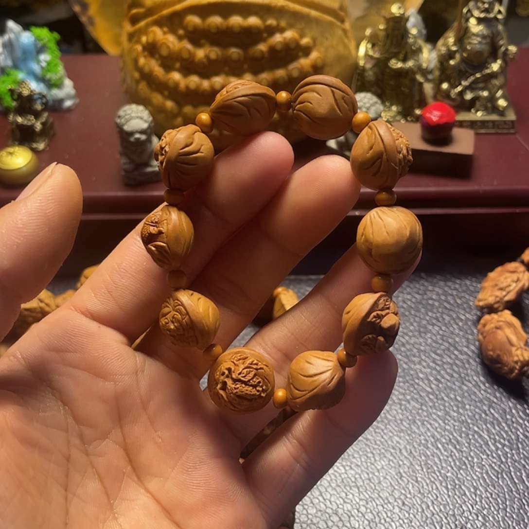 *****龙纹桃核雕刻多宝手串