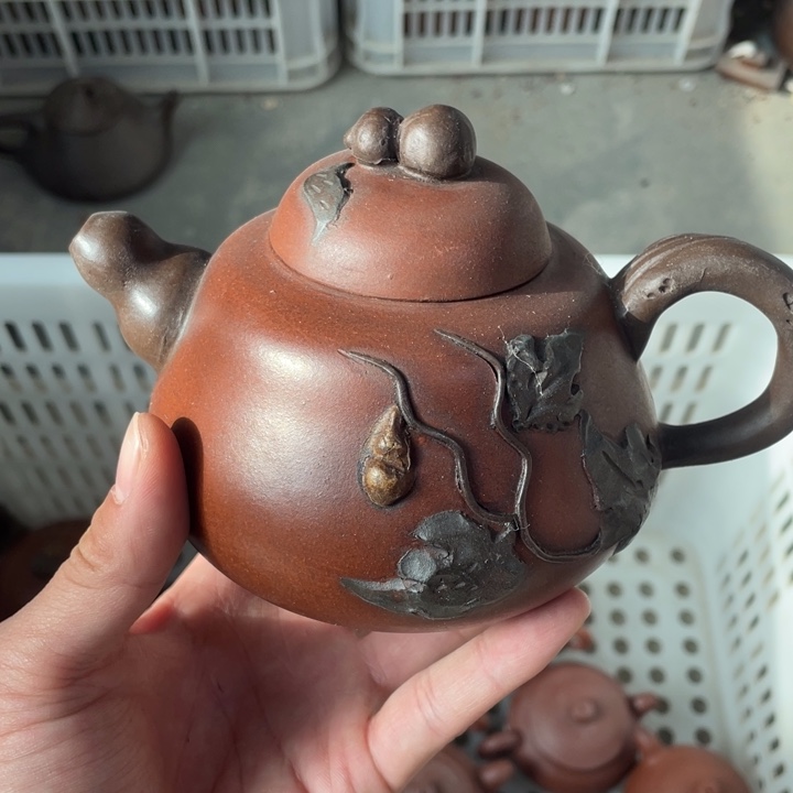 老厂紫砂壶一件。