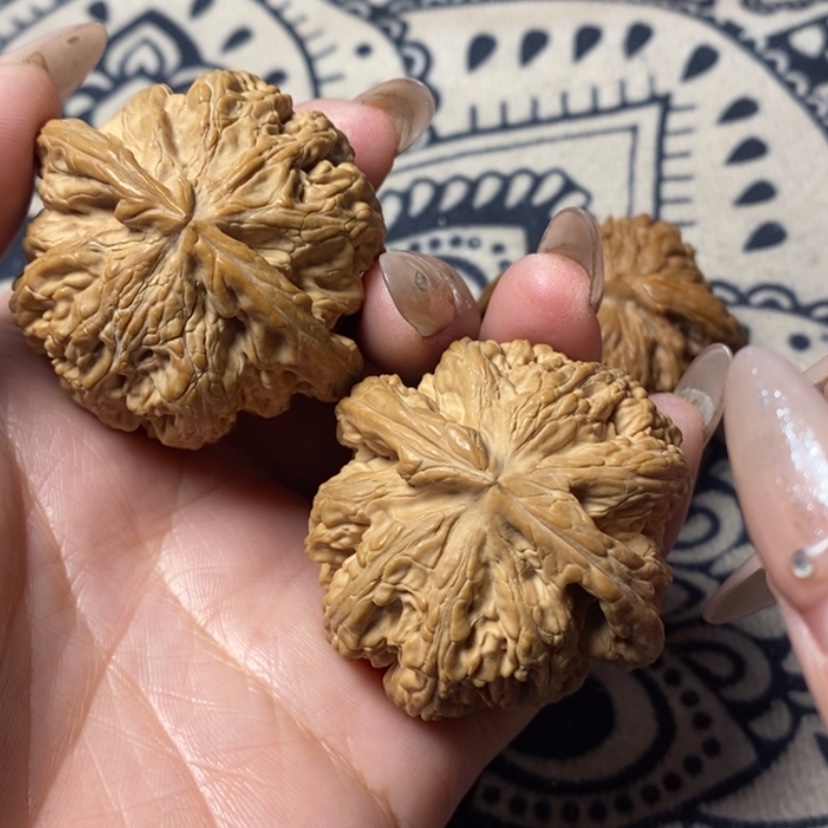 【闪购商品】文玩核桃吊坠岁****料粗筋 花