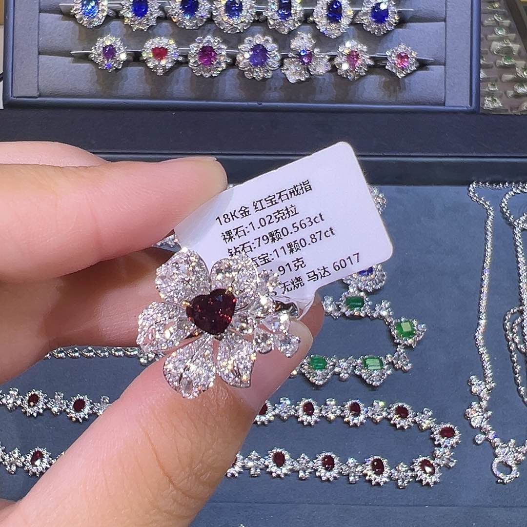 戒指18K金镶嵌红宝石