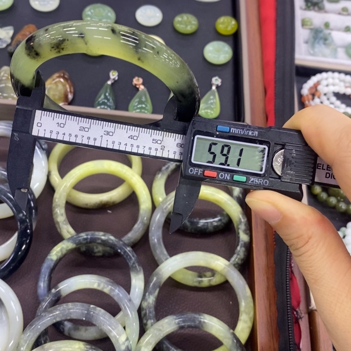 岫玉未镶嵌手镯（圆镯）